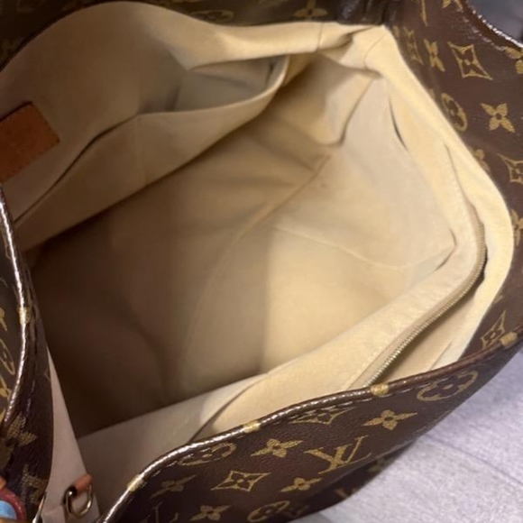 Louis Vuitton Artsy MM - Picture 9 of 11